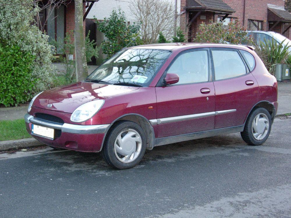 Daihatsu Sirion: 7 фото