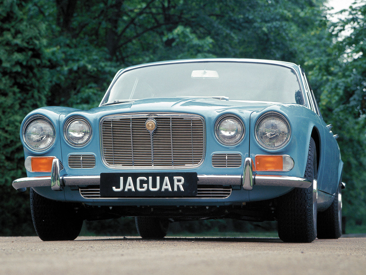 Jaguar XJ12: 10 фото