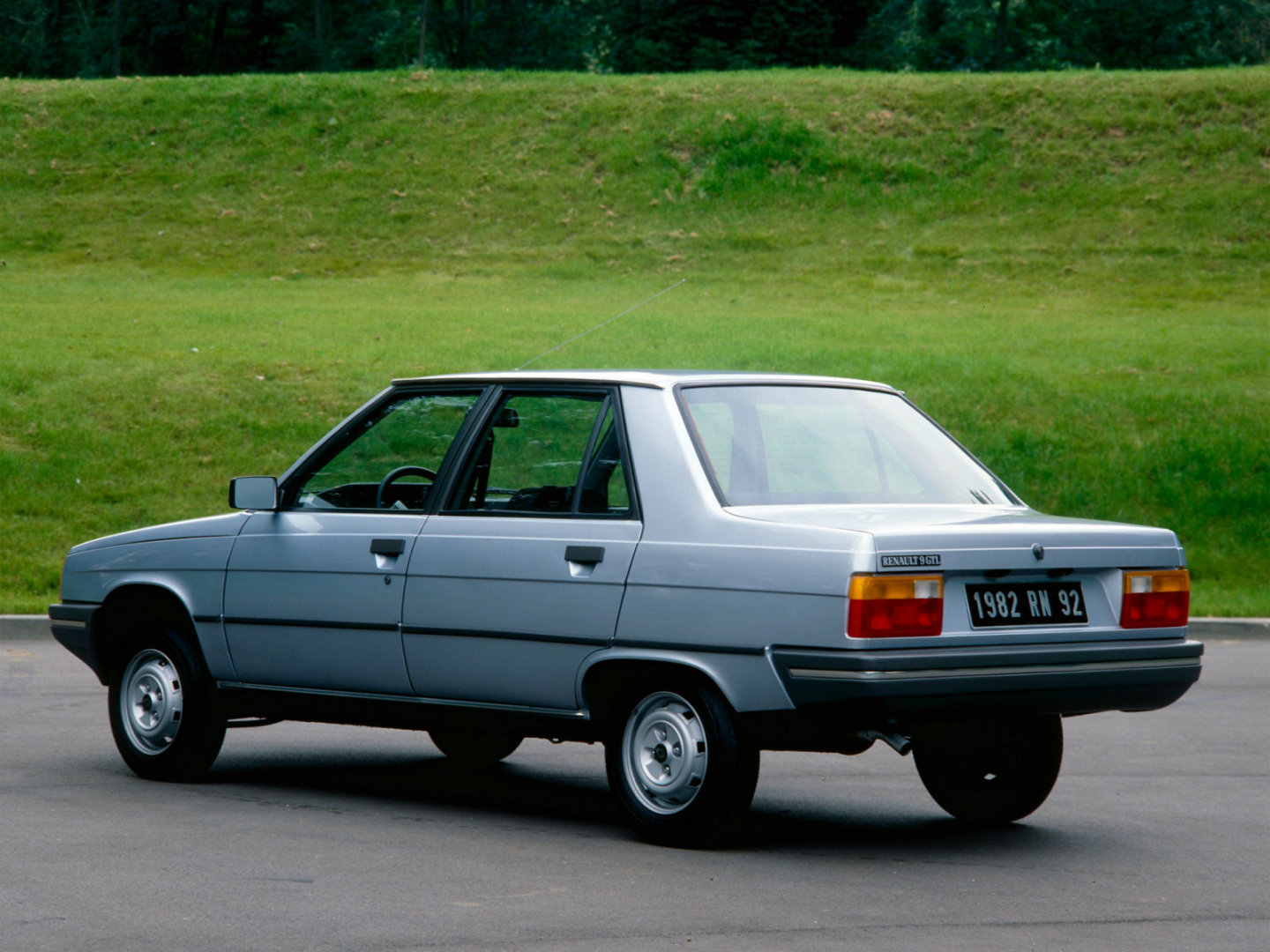 Renault 9: 3 фото