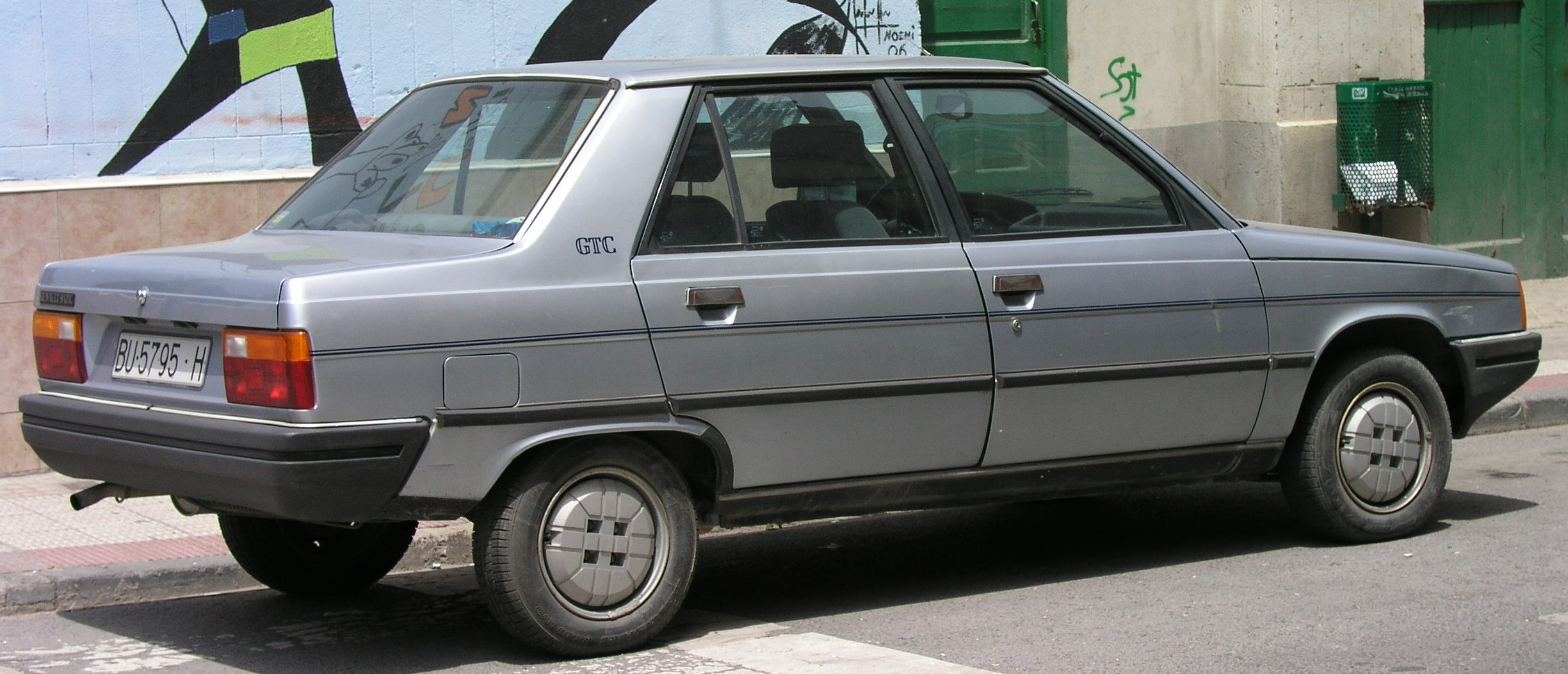 Renault 9: 4 фото