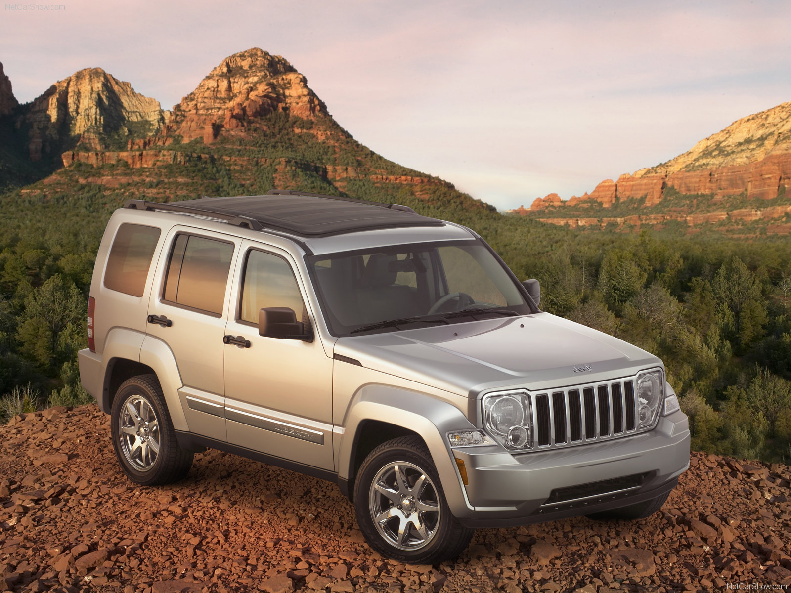 Jeep Liberty: 8 фото