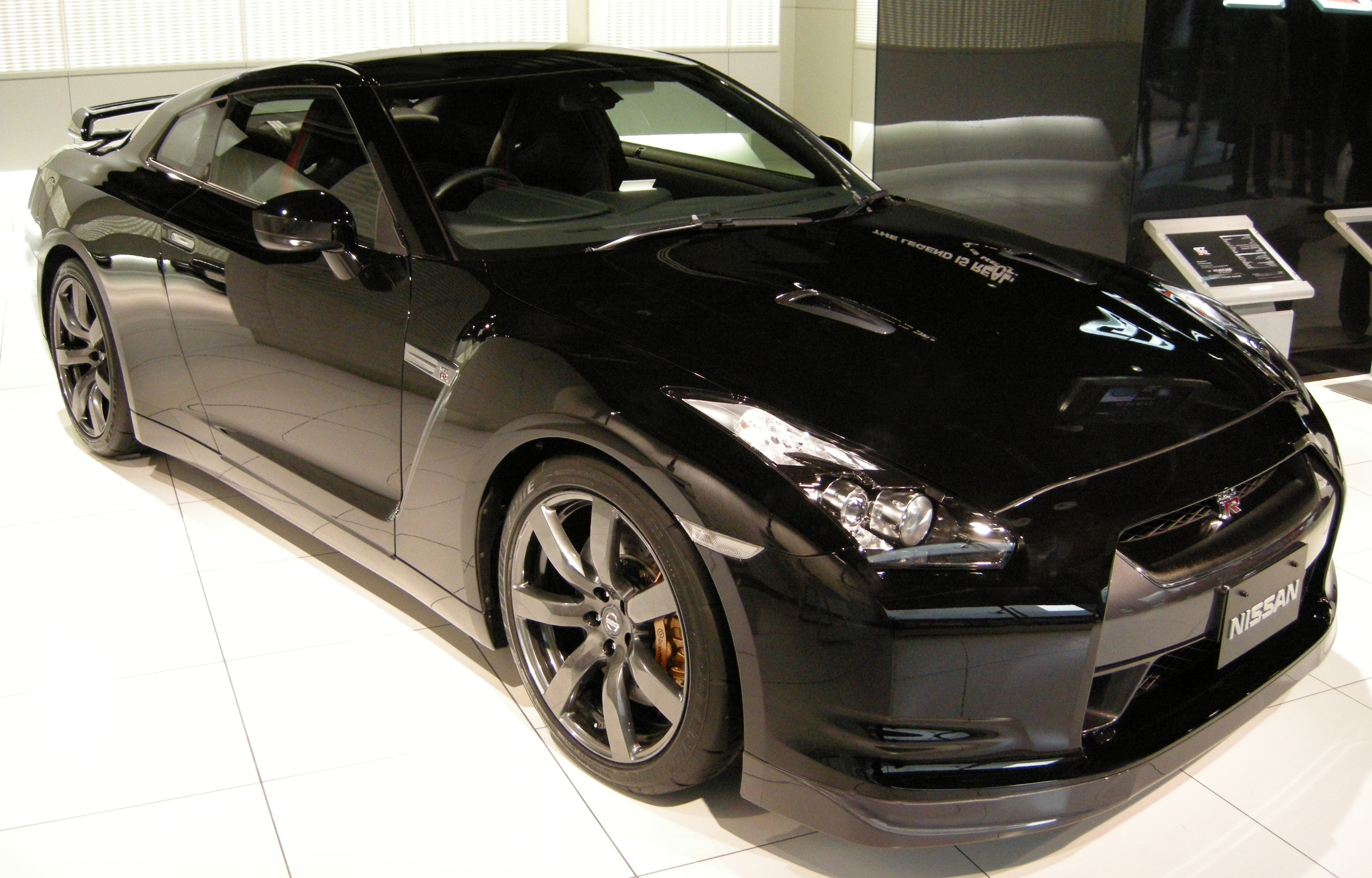 Nissan GT-R: 2 фото