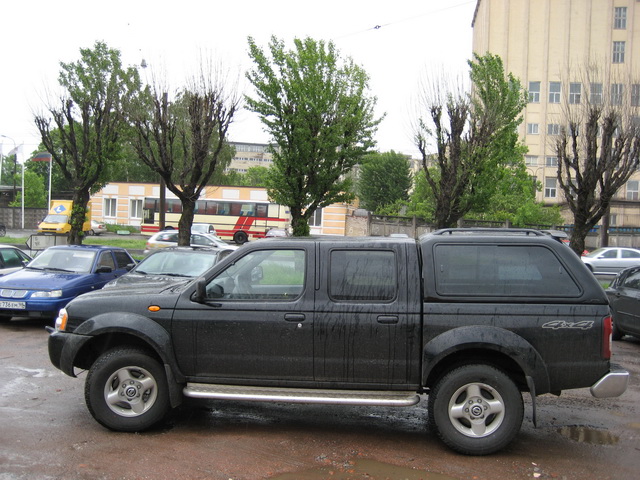 Nissan NP 300: 6 фото