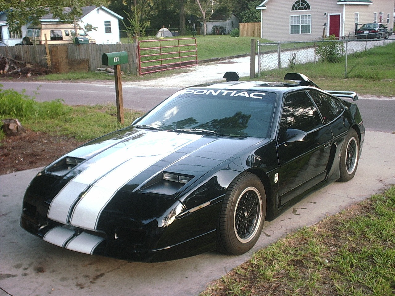 Pontiac Fiero: 7 фото