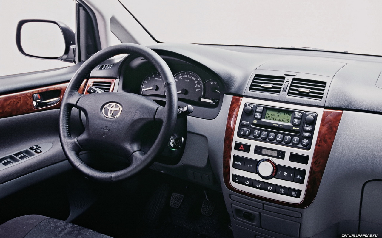 Toyota Avensis Verso: 6 фото