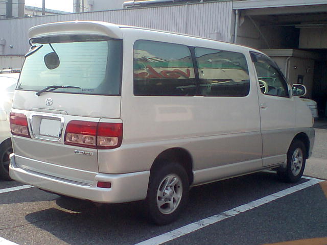 Toyota Regius: 3 фото